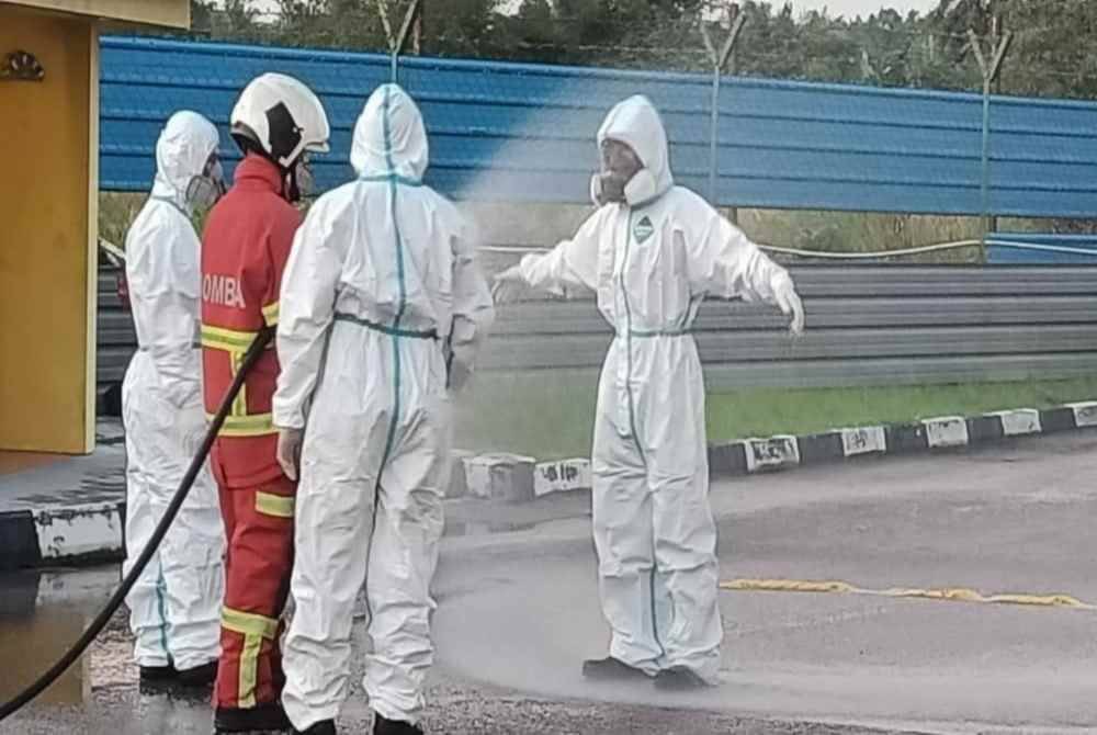 Pasukan Bomba dan Penyelamat berada di lokasi kilang bagi mengawal kebocoran gas ammonia. Foto JBPM