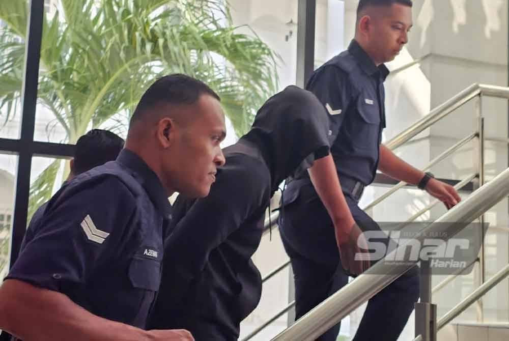 Mohd Nazri diiringi polis tiba di Mahkamah Tinggi Ipoh pada Rabu.