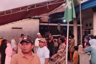 Jenazah ketika dibawa ke tanah perkuburan untuk dikebumikan. Agensi