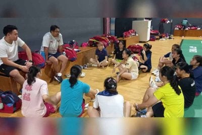 Rosman (dua dari kiri) memberi taklimat kepada pemain beregu wanita negara di Bukit Kiara pada Selasa.