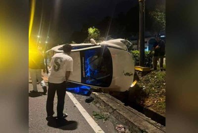 Keadaan kereta yang terbabas selepas mengelak lori yang melawan arus di Lebuhraya Pasir Gudang.- Foto: Tular