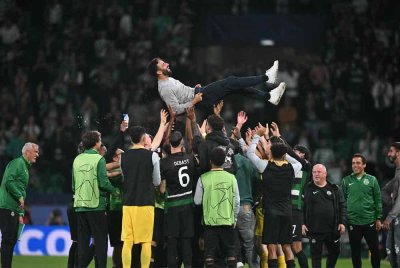 Amorim diraikan pemain dan pegawai Sporting Lisbon dalam perlawanan terakhirnya di Stadium Jose Alvalade. Foto: AFP