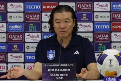 Pan Gon bercakap pada sidang akhbar selepas perlawanan ACLE 2024/25 Zon Timur bertemu JDT di Stadium Sultan Ibrahim, malam tadi. - Foto: Bernama