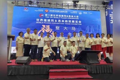 Hock San (berdiri: tujuh dari kiri) meninjau persiapan Konvensyen Dunia Fujian ke-11.