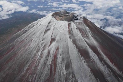 Gunung Fuji diselimuti salji pertama musim ini pada Rabu menjadikannya tarikh paling lewat dalam rekod berikutan cuaca panas yang luar biasa. Foto Kyodo