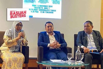 Nurhayati (kiri) Khairul Nizam Mohd Kamal (tengah) dan Samsul Salip ketika program Integrity Talk: Penerapan Integriti Dalam Pekerjaan "Bukan Lupa, Tak Ingat" di Suruhanjaya Tenaga pada Rabu.