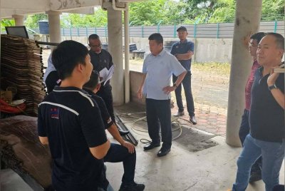 Chon Siang bersama wakil JTK, pemilik bangunan dan pemaju meninjau keadaan bangunan yang dicadangkan untuk kemudahan CLQ pertama di Pahang. Foto FB Sim Chon Siang