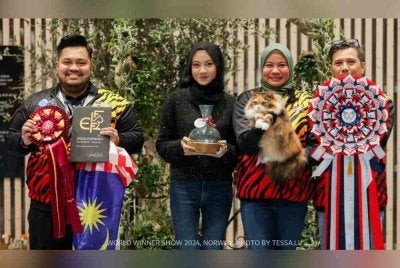 Muhammad Habibullah (kiri) bersama pasangan suami isteri dan anak mereka.