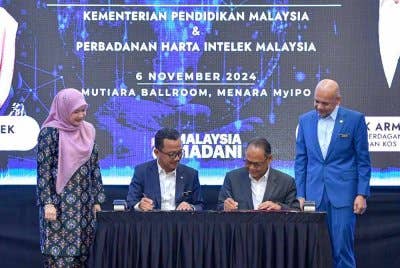 Menteri Perdagangan Dalam Negeri dan Kos Sara Hidup Datuk Armizan Mohd Ali (dua,kanan) bersama Menteri Pendidikan Fadhlina Sidek (dua,kiri) menyaksikan sesi menandatangani memorandum persefahaman pada Majlis Menandatangani Memorandum Persafahaman Kementerian Pendidikan Malaysia Ketua Setiausaha Kementerian Pendidikan Malaysia Datuk Ruji Ubi (tiga,kiri) dan Perbadanan Harta Intelek Malaysia Ketua Pengarah MylPO Kamal Kormin (tiga,kanan) di Menara MyIPO, Petaling Jaya hari ini.
