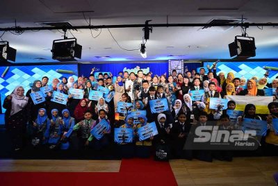 Pemenang bergambar meraikan kemengan pada Festival TV PSS Peringkat Kebangsaan 2024 di Kumpulan Media Karangkraf pada Rabu. FOTO SINAR HARIAN/ ASRIL ASWANDI SHUKOR.