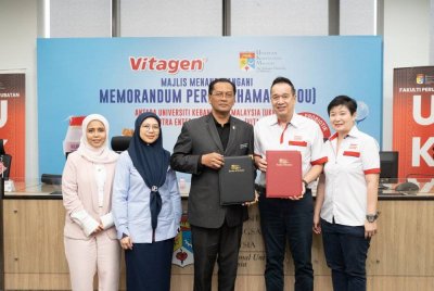 Eng Lip (dua dari kanan) menunjukkan MoU yang telah ditandantangani sebagai bukti jalinanan kerjasama dua hala antara Vitagen dan UKM.