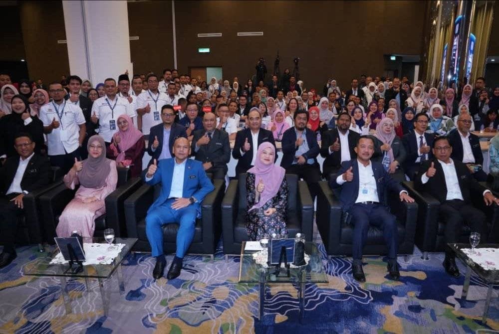 Armizan (tiga kiri) dan Fadhlina (tiga kanan). bersama warta kerja MyIPO dan Kementerian Pendidikan.