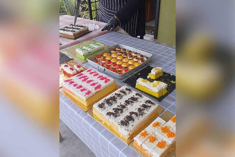 Pelbagai pilihan kek yang berharga RM1 dijual Fatin bersama suaminya di hadapan rumah mereka, di Taman Sutera Indah Kelemak, Alor Gajah, Melaka.