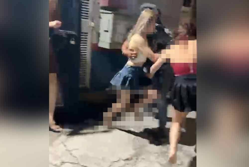 Antara cubaan wanita asing disyaki GRO cuba melarikan diri melalui pintu belakang semasa serbuan JIM Kuala Lumpur, di sebuah pusat hiburan di Kepong, pada Rabu.