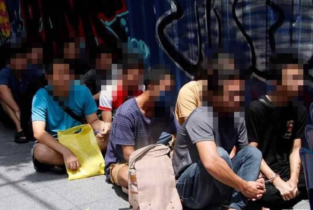 Seramai 64 warga asing ditahan hasil daripada serbuan terhadap unit kediaman di sekitar Jalan Changkat, Bukit Bintang di sini. Foto DBKL