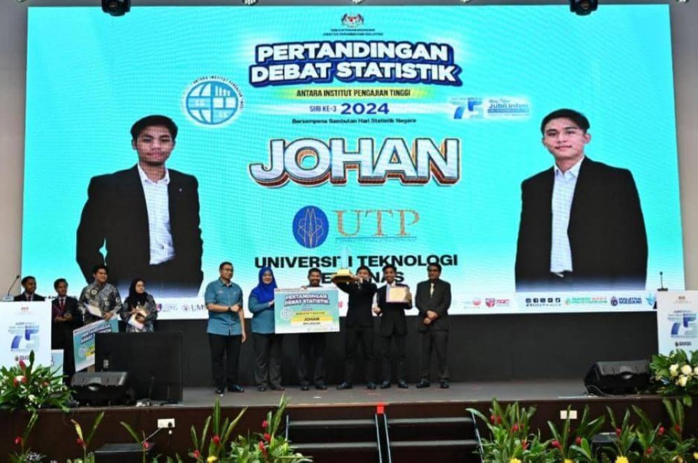 Pemenang pertandingan akhir Debat Statistik Antara IPT siri ketiga sempena Sambutan Hari Statistik Negara dan Majlis Ulang Tahun Jubli Intan ke-75 di Pusat Konvensyen PICCA, Pulau Pinang pada Sabtu lalu.