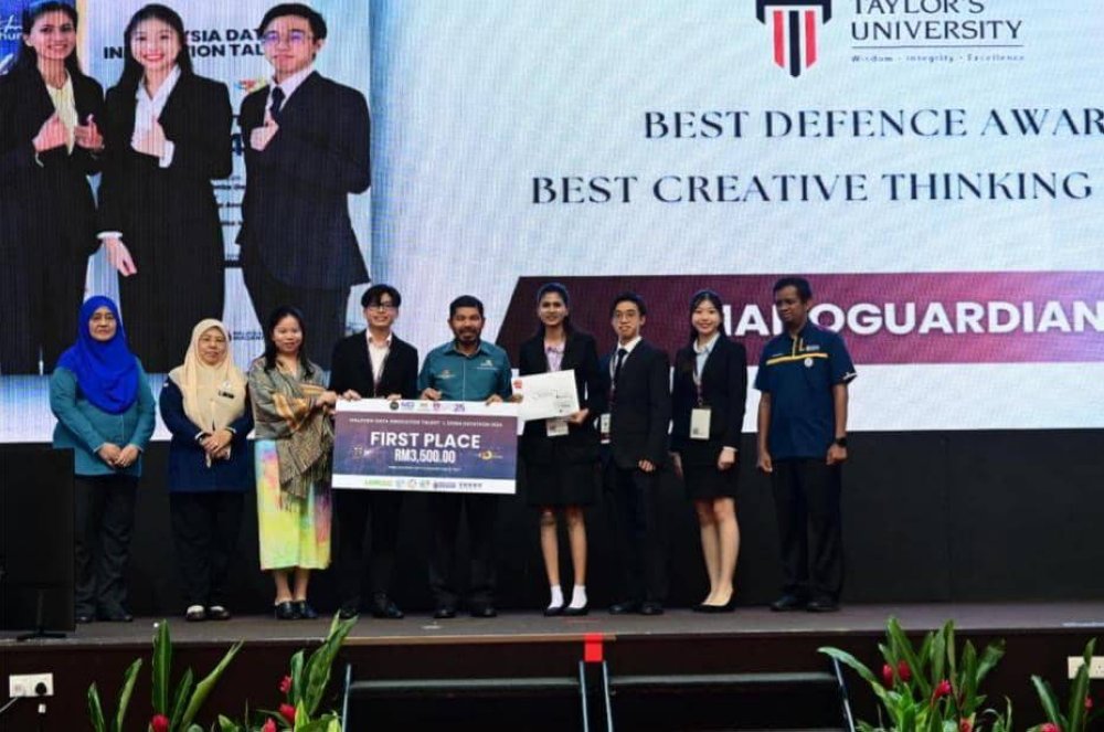 Kumpulan Nanoguardian dari Universiti Taylor’s merangkul Best Defence, Creative Thinking and Presenter Award dalam Malaysia Data Innovation Talent x DOSM Datathon 2024 (MDIT x DD).