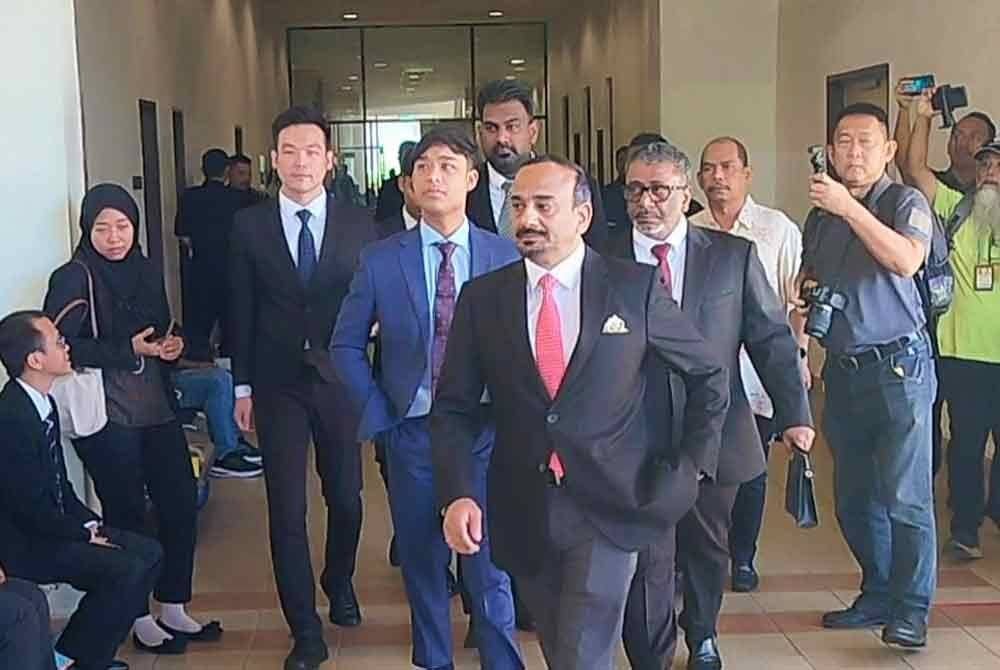 Salah seorang tertuduh, Tengku Eddie Akasya belakang, dua dari kiri) tiba di mahkamah untuk mendengar sebutan kesnya pada Khamis.