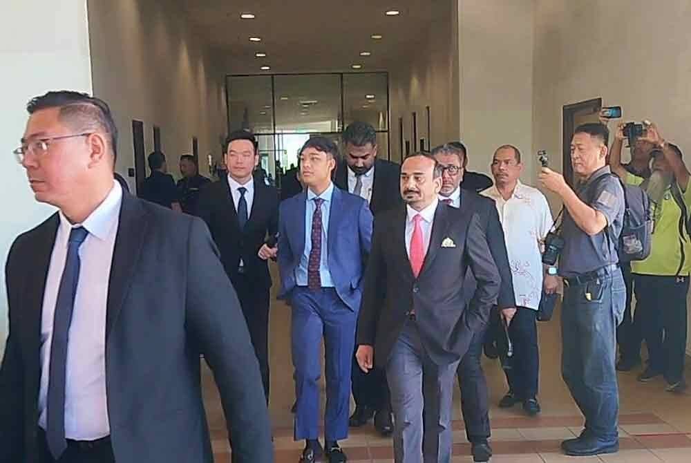 Salah seorang tertuduh, Tengku Eddie Akasya (barisan belakang, dua dari kiri) tiba di mahkamah untuk mendengar sebutan kesnya pada Khamis.