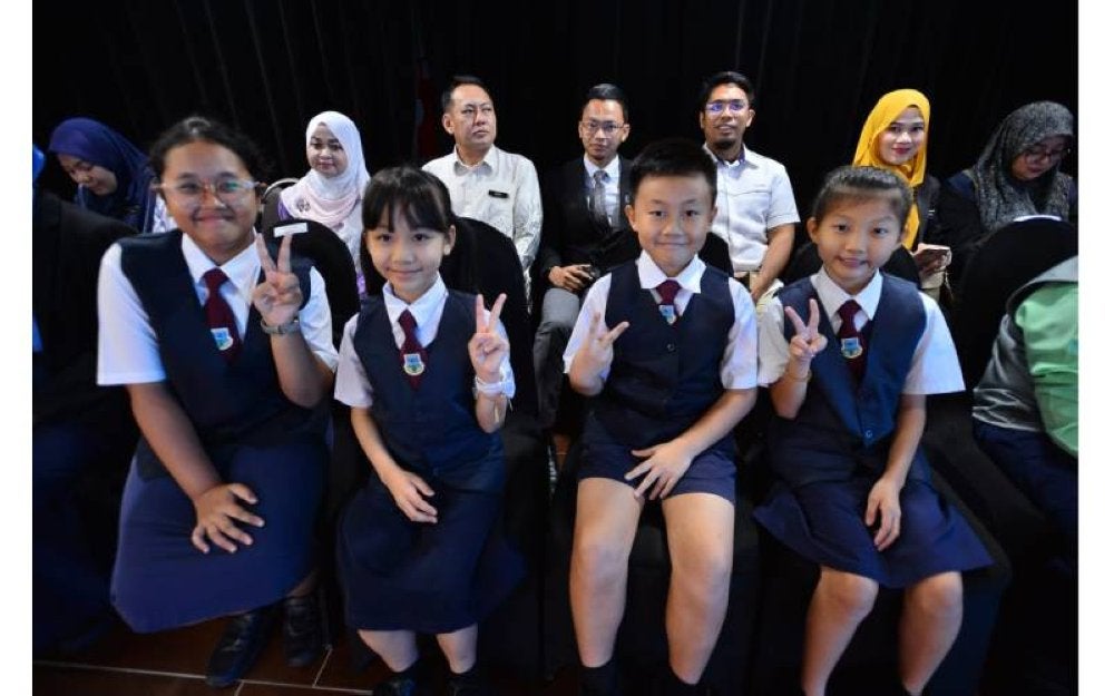 Che Zaara (kiri) bersama rakan-rakannya menanti majlis penyampaian hadiah sempena Festival TV PSS Peringkat Kebangsaan 2024 di Kompleks Karangkraf pada Rabu.