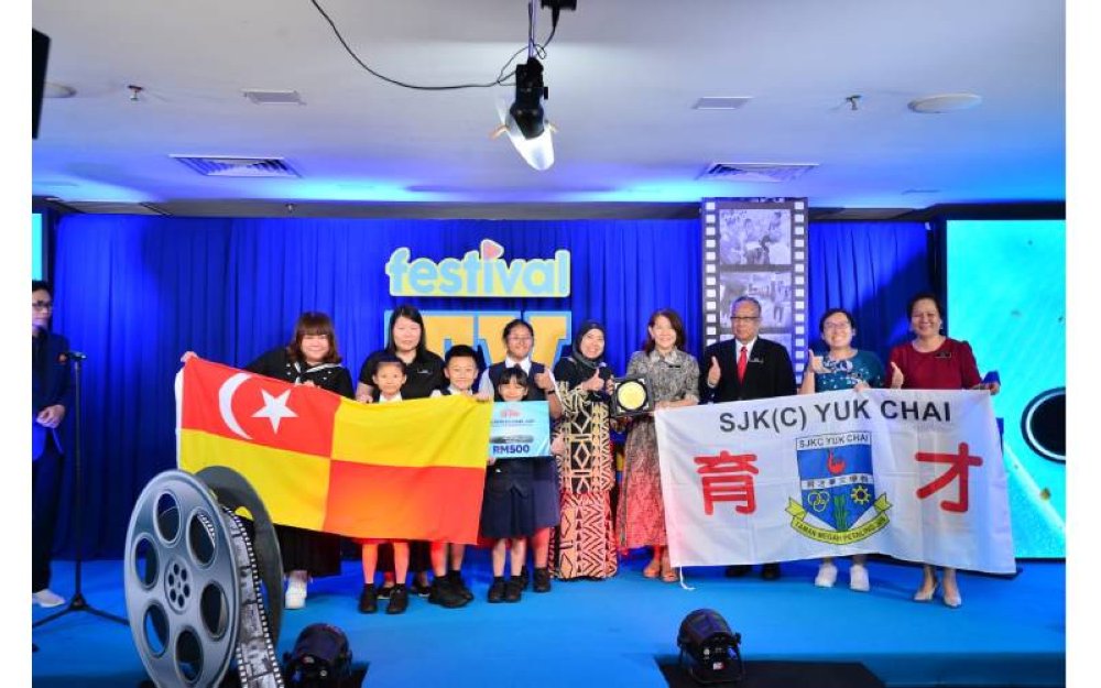 Penolong Pengurus Besar Komunikasi Korporat KDEBWM, Mahfuzah Muhammad Tarmidi (tengah) menyampaikan Anugerah Khas Kelestarian Alam oleh KDEBWM kepada SJKC Yuk Chai sempena Festival TV PSS Peringkat Kebangsaan 2024 di Kompleks Karangkraf pada Rabu.
