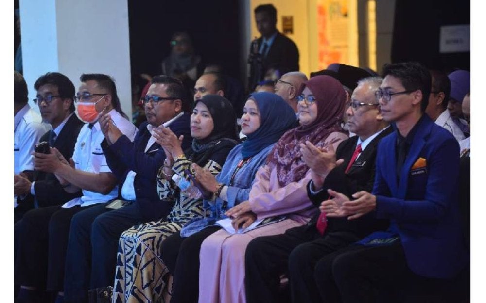 (Tiga dari kiri) Zamri, Mahfuzah dan Farah mendengar ucapan ketika Festival TV PSS Peringkat Kebangsaan 2024 di Kompleks Karangkraf pada Rabu.