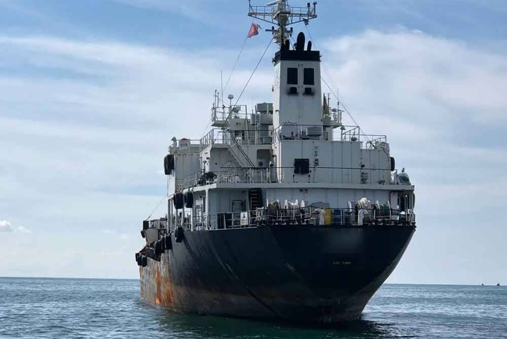 Kapal tangki ditahan yang Maritim Malaysia kerana bersauh tanpa kebenaran di perairan Sekinchan pada Rabu.