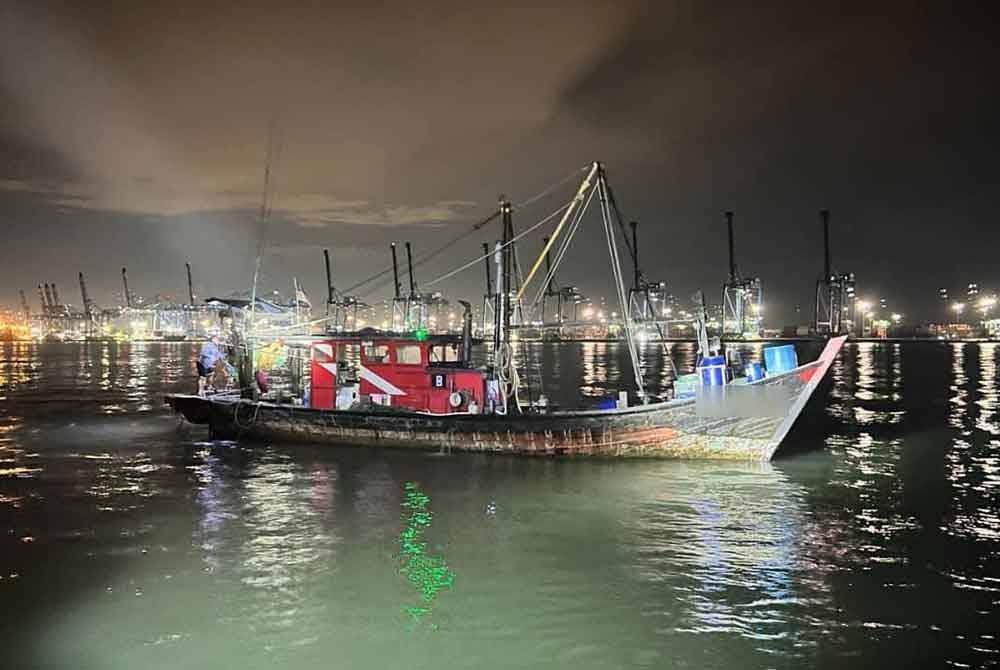 Sebuah vesel nelayan tempatan ditahan selepas disyaki melanggar syarat sah lesen di Pelabuhan Klang, di sini, pada Rabu.
