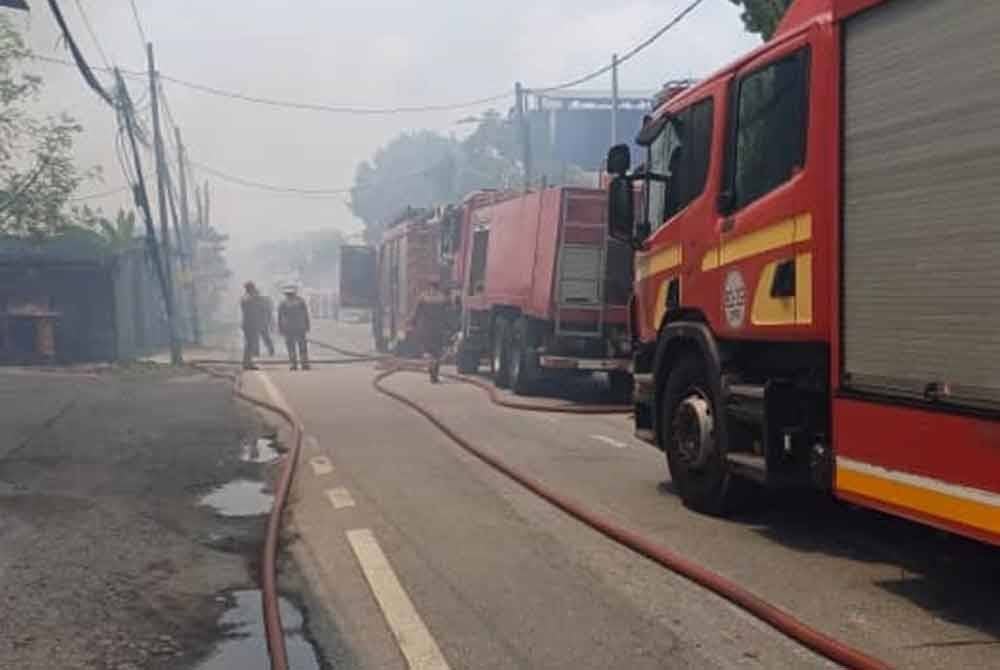 Keadaan kebakaran dua bengkel di Jalan Wellfare Kampung Baru Sungai buloh, di sini, pada Khamis.