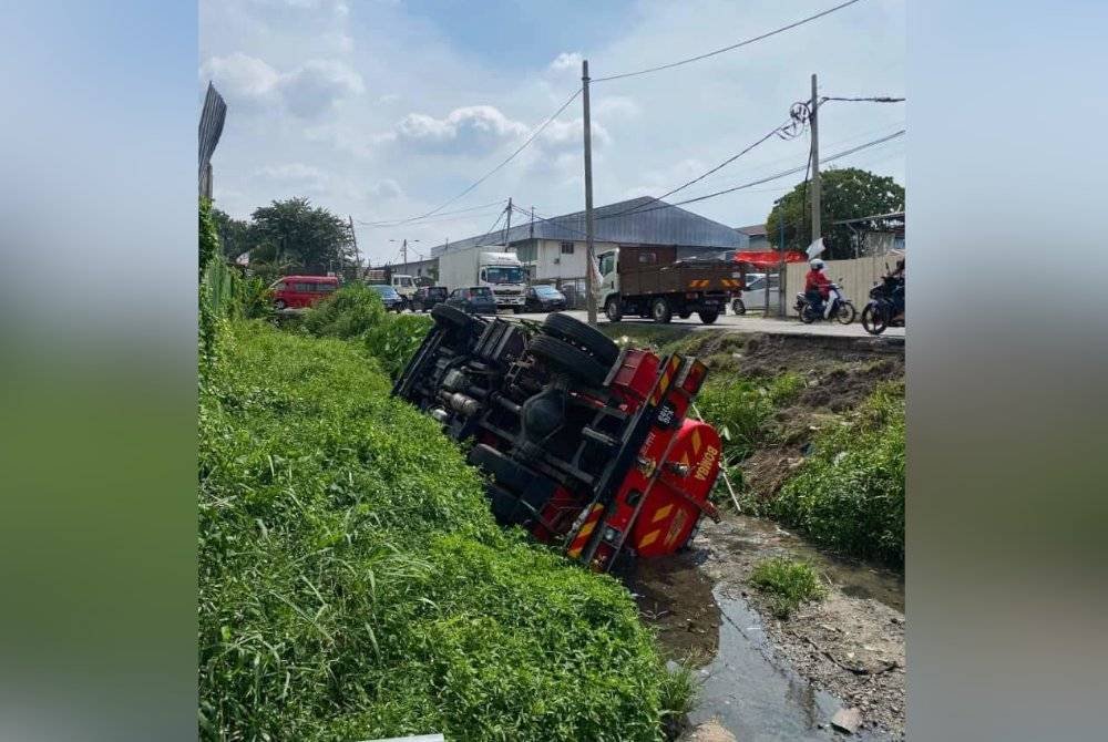 Jentera PBS terbalik ketika menuju kes kebakaran kilang di Sungai Buloh pada Khamis
