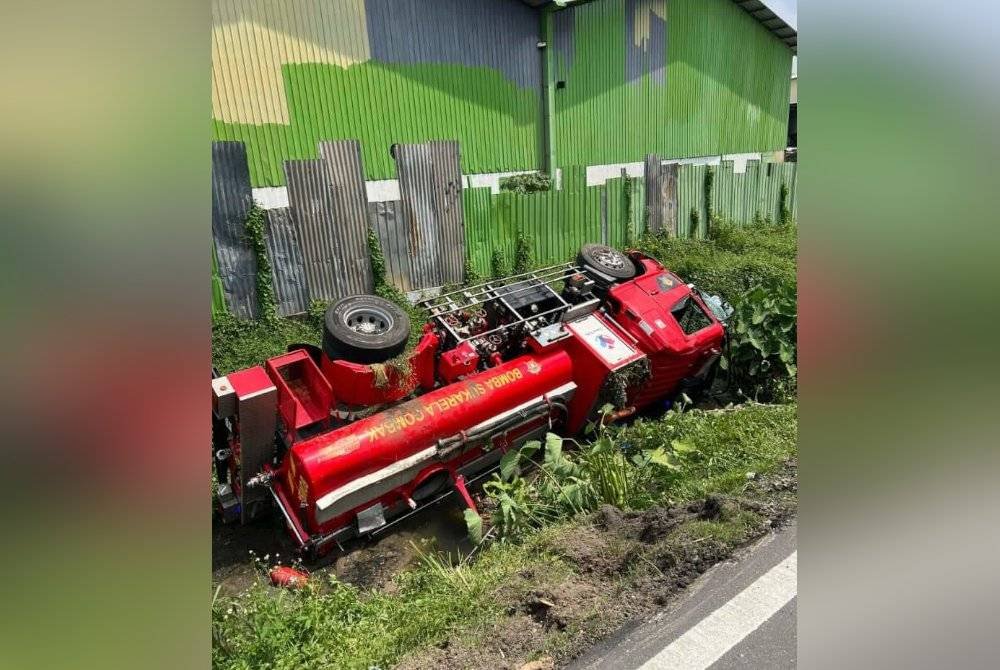 Jentera PBS terbalik ketika menuju kes kebakaran kilang di Sungai Buloh pada Khamis.