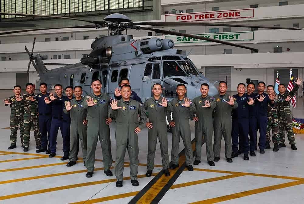 Antara pegawai dan anggota lain-lain pangkat Tentera Udara Diraja Malaysia yang terlibat dalam misi bantuan kemanusiaan dan bencana (HADR) di Filipina, di Pengkalan Udara Subang hari ini. Foto Bernama