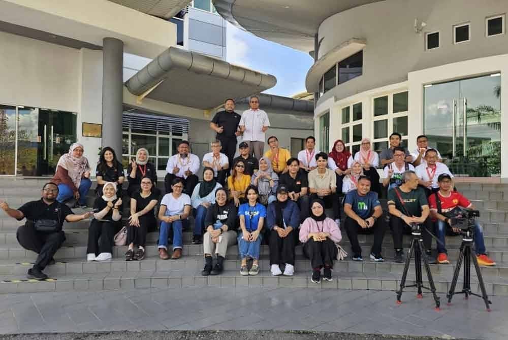 19 pengamal media ketika mengadakan lawatan ke Pusat Inovasi FGV Bandar Enstrl, Nilai pada Rabu.