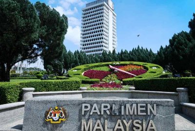 Penjelasan mengenai pemberian lesen pelaksanaan rangkaian kedua 5G kepada Syarikat U Mobile Sdn Bhd antara perkara yang akan dibincangkan pada persidangan Dewan Rakyat hari ini.