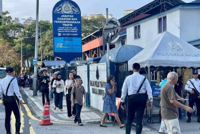 Orang ramai yang hadir ke Balai Polis Trafik Tun H S Lee, di sini, pada Khamis.