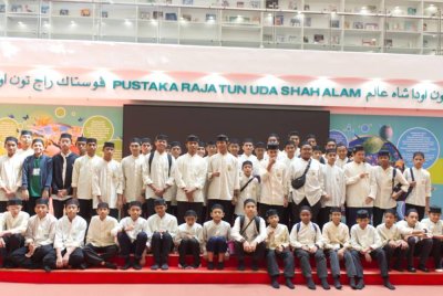 SEBAHAGIAN pelajar MUST yang menyertai lawatan sambil belajar di Pustaka Raja Tun Uda, Shah Alam baru-baru ini. 