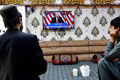 Warga Afghanistan menonton siaran berkaitan pilihan raya presiden AS di Kabul. Foto AFP