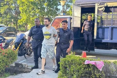 Seorang pelayan restoran warga Perancis didenda RM10,080 selepas mengaku bersalah terhadap dua pertuduhan mengganggu keamanan dengan menghina seorang polis serta memandu dalam keadaan mabuk di Mahkamah Majistret.