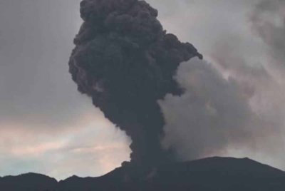 Gunung Marapi di Sumatera Barat, Indonesia meletus pada pagi Khamis, menghamburkan abu setinggi 800 meter ke udara. Foto Reuters
