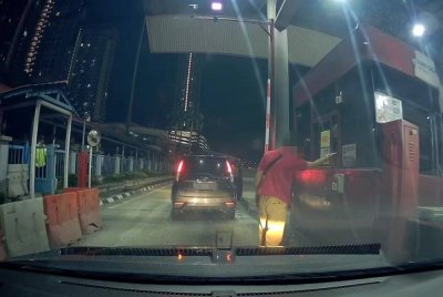 Video tular memaparkan seorang lelaki memarahi jurutol dan mengamuk menendang dinding kaunter tol di sebuah plaza tol berhampiran Jalan Batu 9 Cheras, Kuala Lumpur.