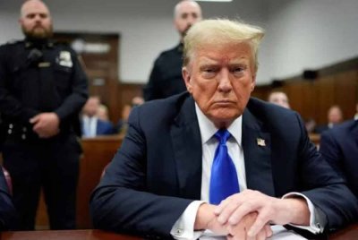 Trump ketika hadir prosiding di Mahkamah Jenayah Manhattan di New York pada 30 Mei lalu. Foto Agensi