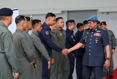 Mohd Asghar Khan bersalaman dengan penerima sijil pada Majlis Penghargaan kepada Pegawai dan Anggota Lain-Lain Pangkat TUDM yang terlibat dalam misi bantuan kemanusiaan dan bencana (HADR) di Filipina, di Pengkalan Udara Subang hari ini. Foto Bernama