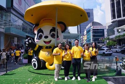 Alex (tengah) melancarkan maskot terbaru MR D.I.Y. di Bukit Bintang pada Khamis. FOTO: SINAR HARIAN / MOHD HALIM ABDUL WAHID