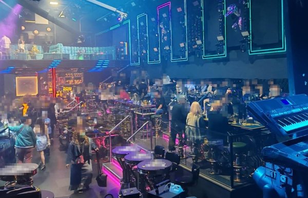 Polis menggempur sebuah pusat hiburan di Jalan Kuchai Lama, Kuala Lumpur, disyaki tawar khidmat GRO warga asing dan tempatan.