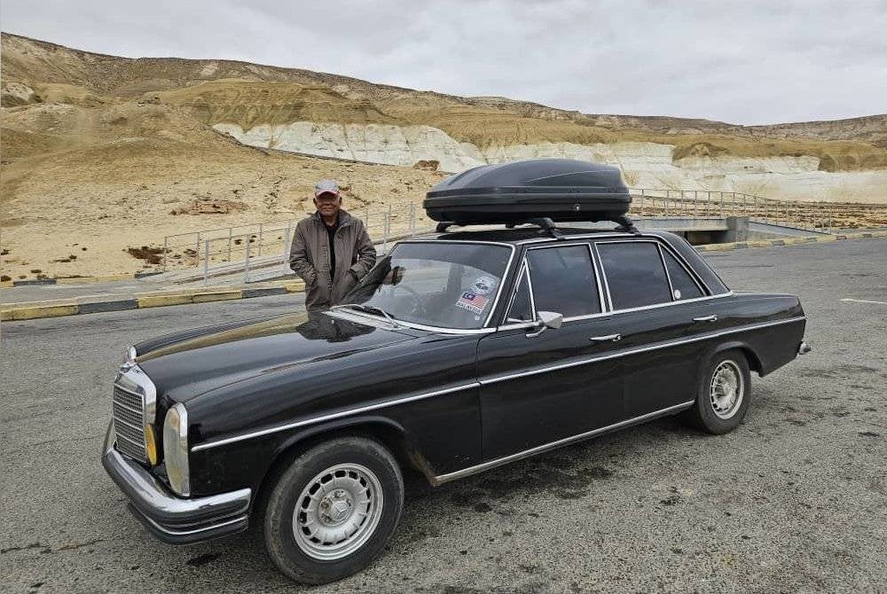 Mohd Daud di tepi Caspean Sea, Aktau, Kazakhstan.