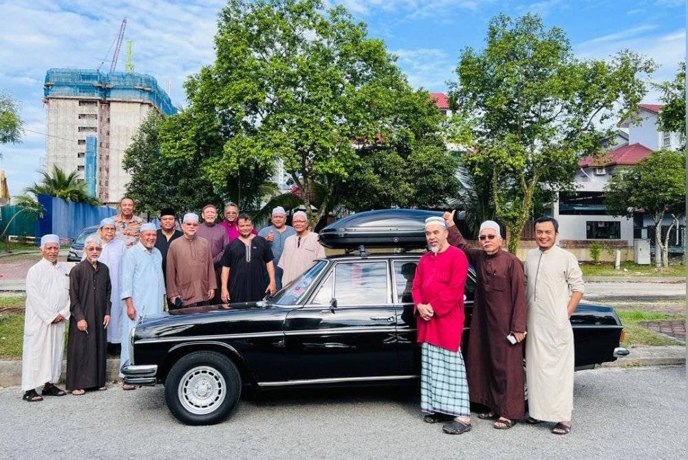 Mohd Daud bergambar bersama ahli qariah Masjid Tengku Ampuan Jemaah, Bukit Jelutong sebelum memulakan ekspedisi.