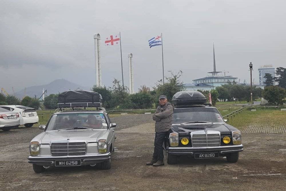 Mohd Daud bersama kenderaannya di Yatch Club Batumi, Georgia.