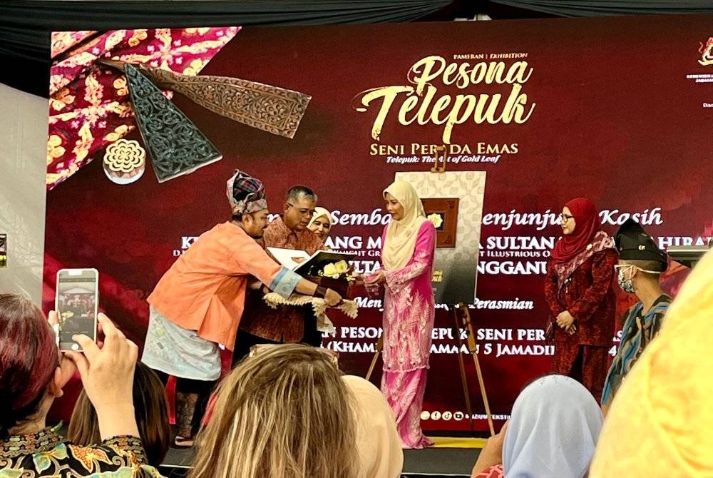 Sultanah Terengganu, Sultanah Nur Zahirah (kanan) berkenan berangkat mencemar duli bagi merasmikan Pameran Pesona Telepuk: Seni Perada Emas di Muzium Tekstil Negara pada Khamis.