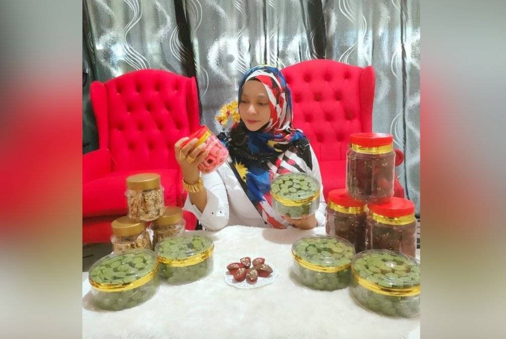 Noor Azlina turut mengusahakan pelbagai jenis kuih raya.