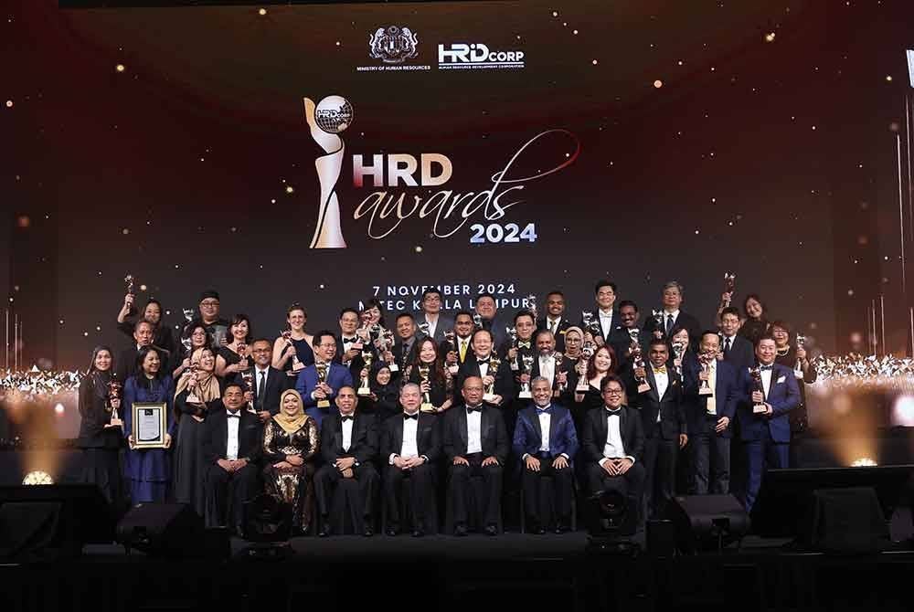 Fadillah (duduk, tengah) bergambar bersama barisan penerima Anugerah HRD 2024.